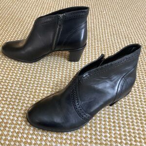 Rockport Ankle boots heeled black almost  V cut booties New size 7W